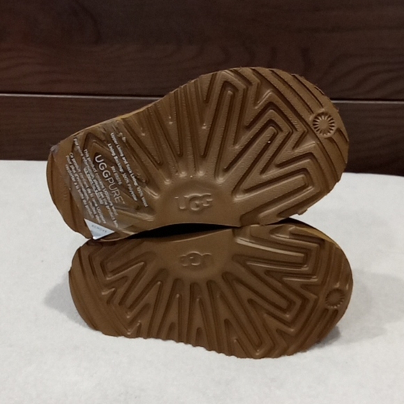 New UGG Classic Short II Waterproof Boot - Picture 4 of 4